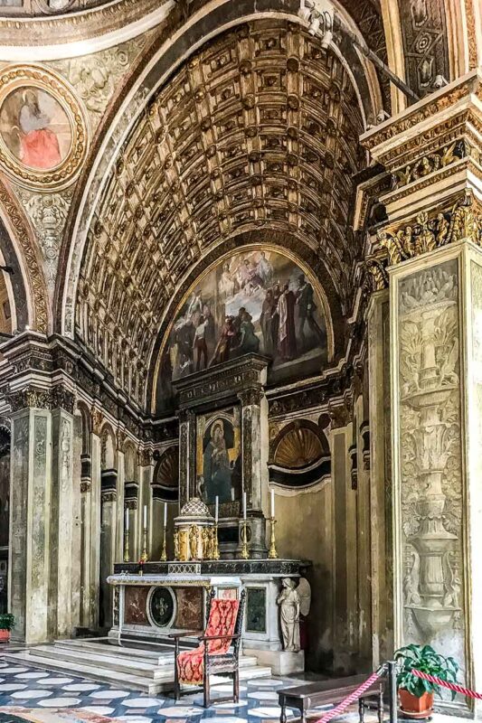 Iluzja głębi przestrzeni w kościele San Satiro w Mediolanie