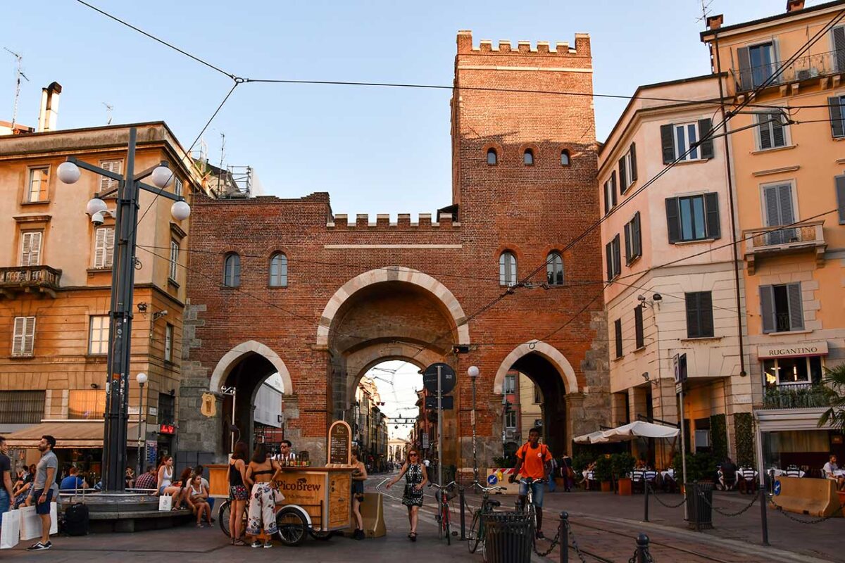 Porta Ticinese, tuż obok bazyliki San Lorenzo i słynnych kolumn