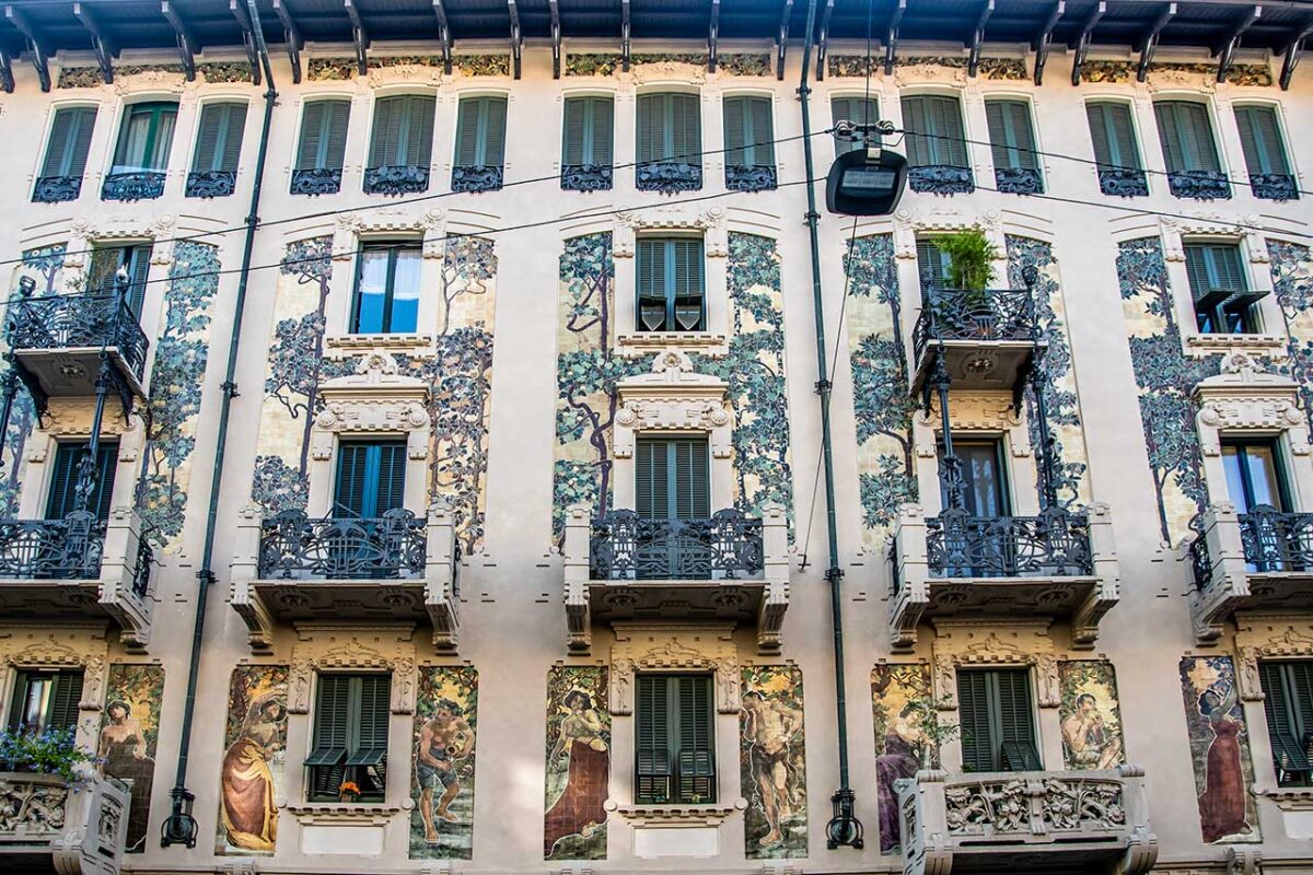 Elewacja Casa Galimberti w Mediolanie z mozaikami i balkonami secesyjnymi