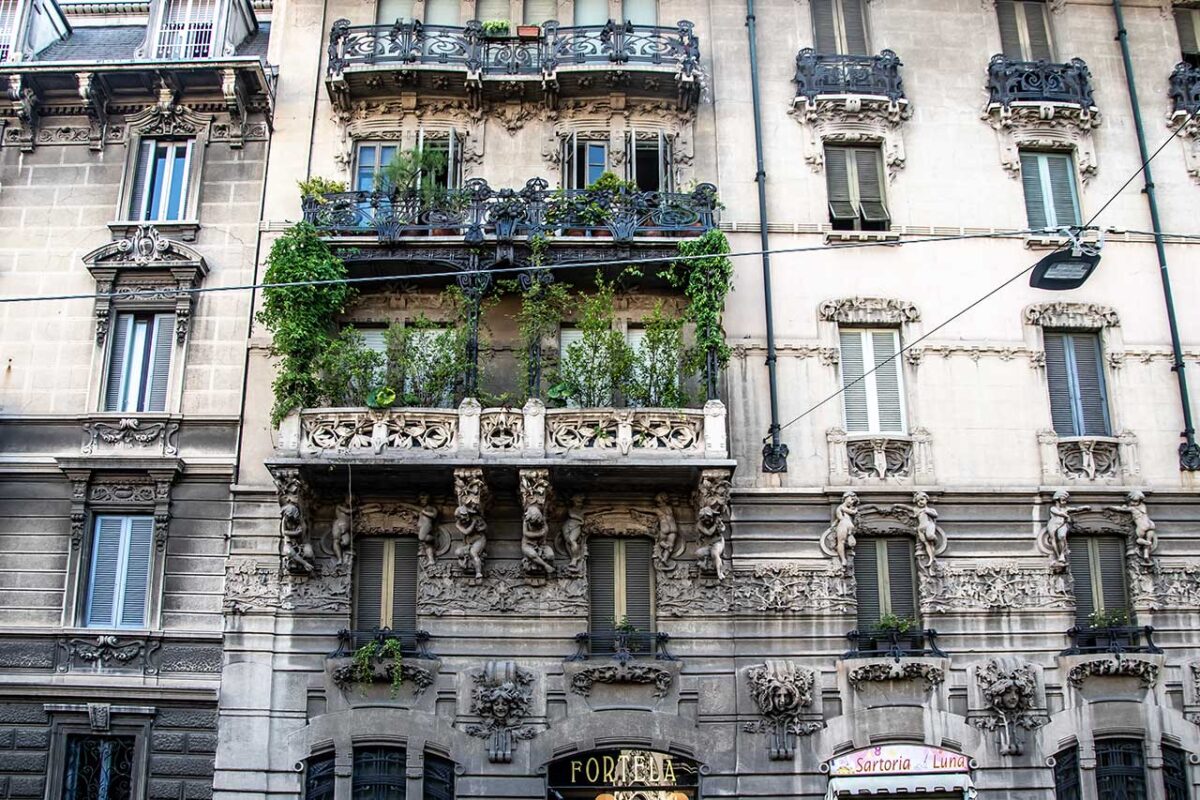 Secesyjna fasada Casa Guazzoni w Mediolanie z balkonami i rzeźbami