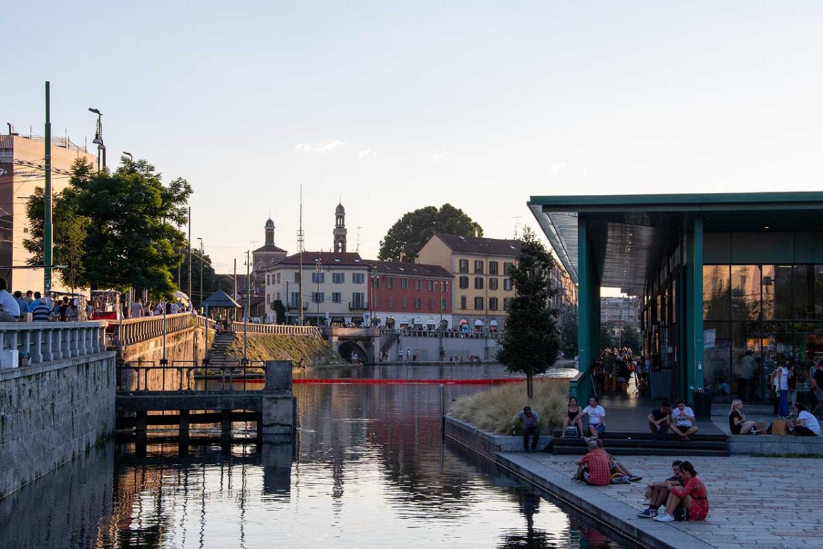 Widok na nabrzeże i budynki przy Darsenie w Mediolanie