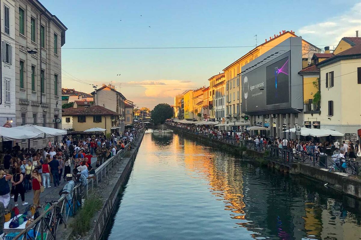 Kanał Naviglio Grande pełen ludzi o zachodzie słońca