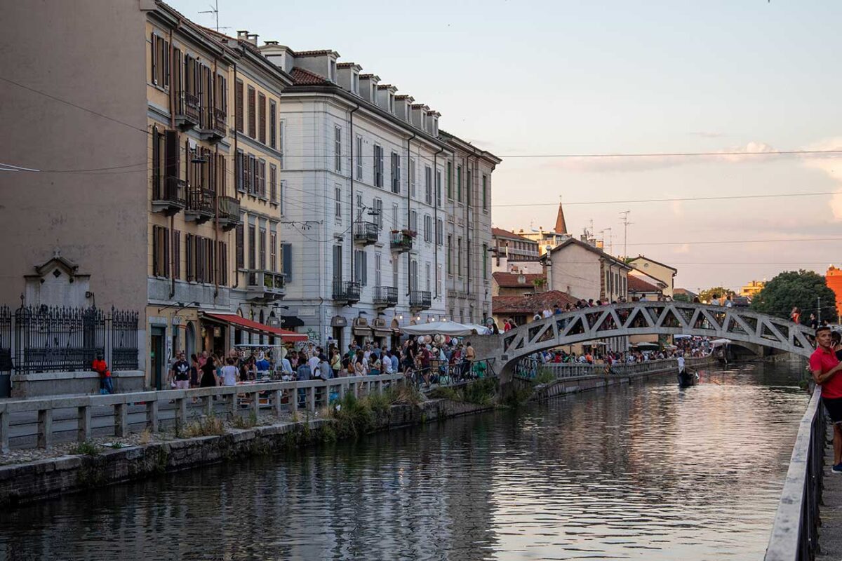 Kamienny most Ponte di Pietra nad Naviglio Grande w Mediolanie