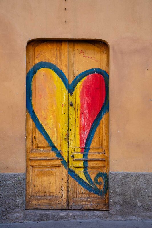 Malowane serce na starych drewnianych drzwiach w Mediolanie