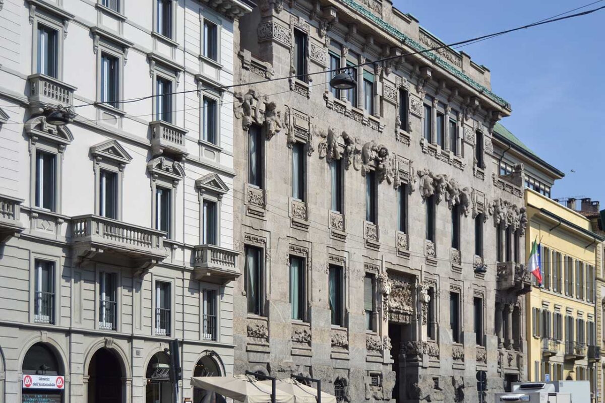 Fasada Palazzo Castiglioni w Mediolanie z bogatymi dekoracjami secesyjnymi