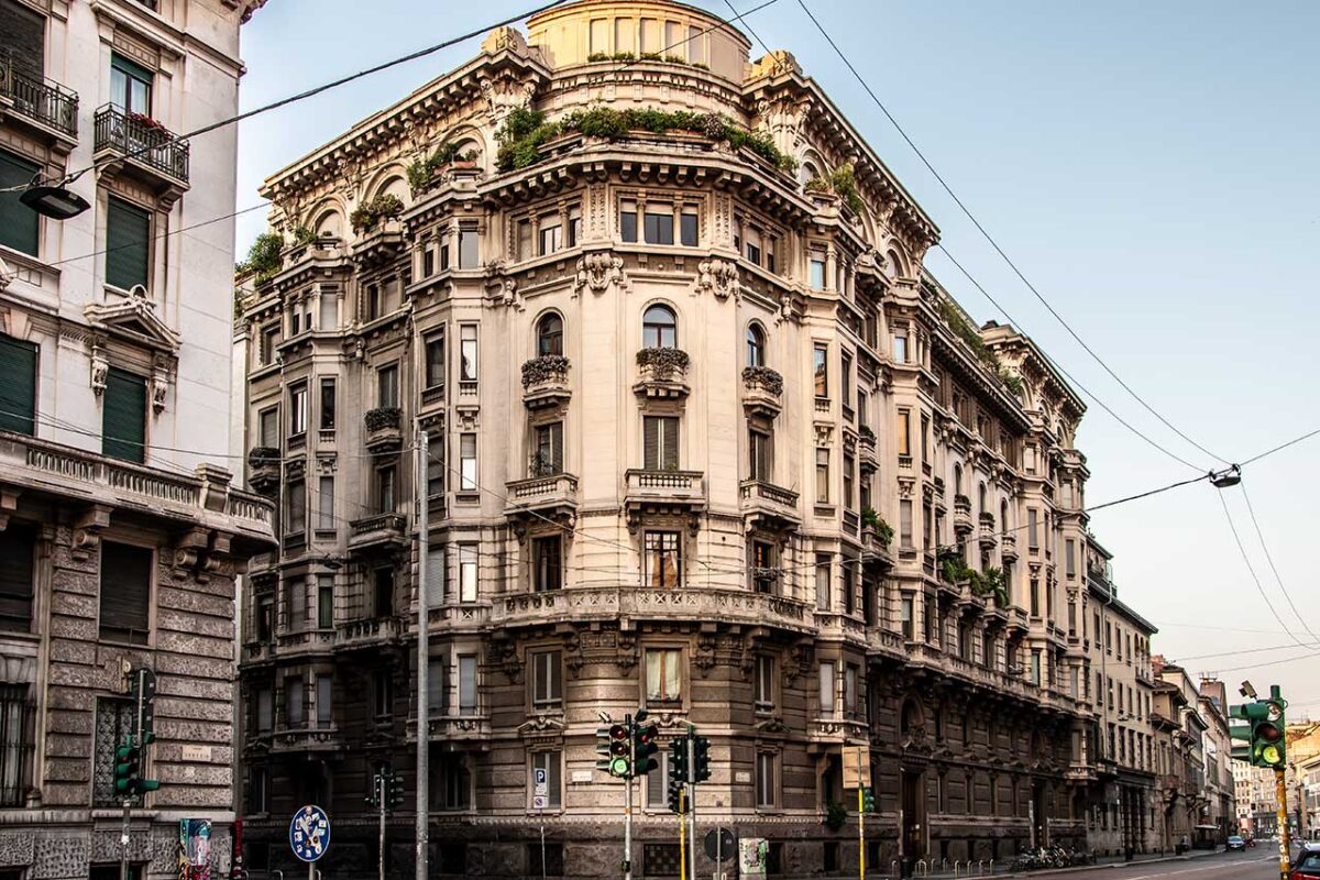 Kamienice w dzielnicy Quadrilatero del Silenzio w Mediolanie