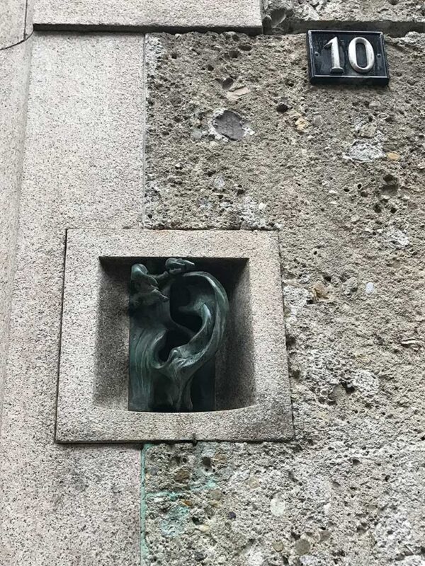 Rzeźba ucha na murze kamienicy Ca’ de l’Oreggia w Mediolanie