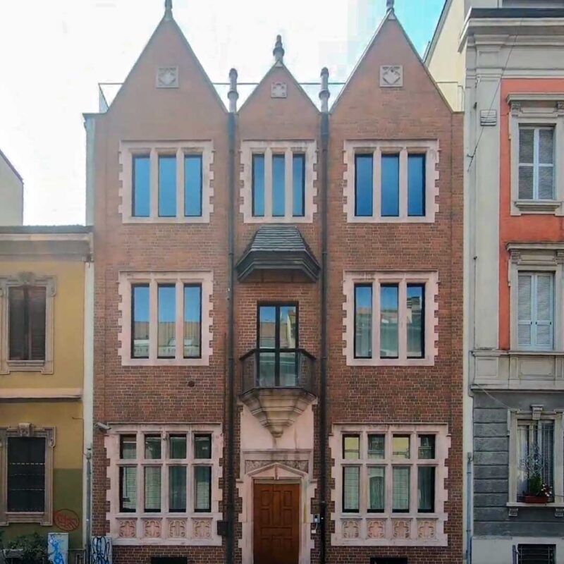 Ceglasta fasada Casa 770 w Mediolanie z charakterystycznymi szczytami