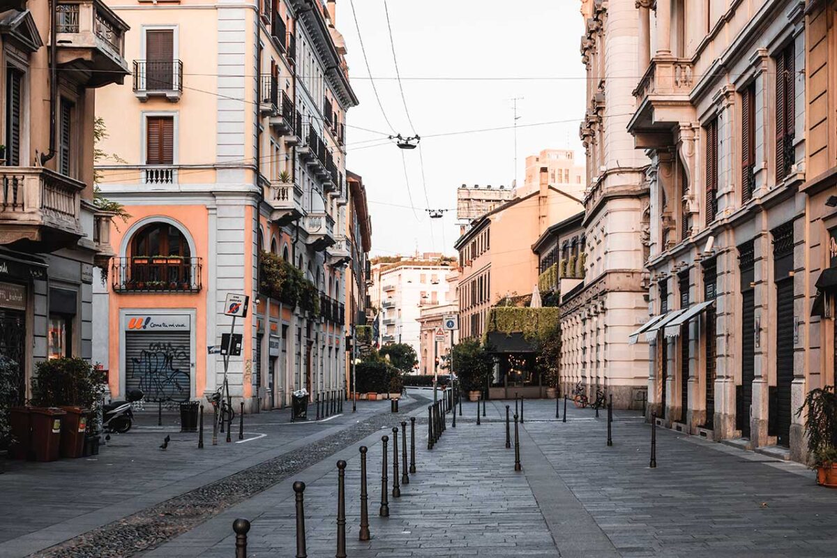 Ulica z kamienicami w dzielnicy Porta Venezia w Mediolanie