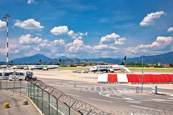 Płyta lotniska Bergamo Orio al Serio z samolotem przed odlotem